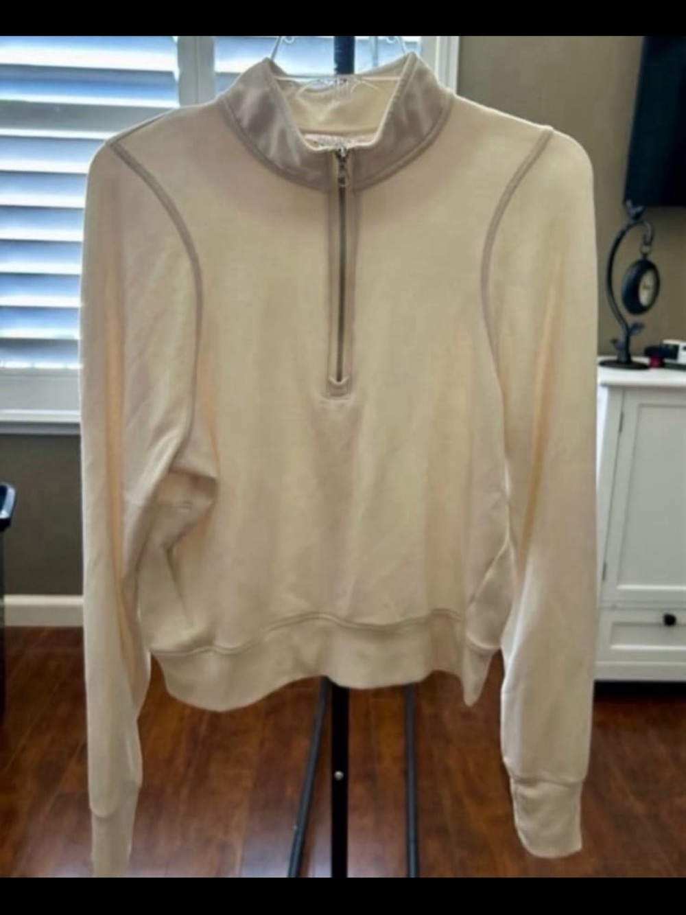 Danskin Women's Pullover with Thumb Holes & Media Pocket - Size Medium